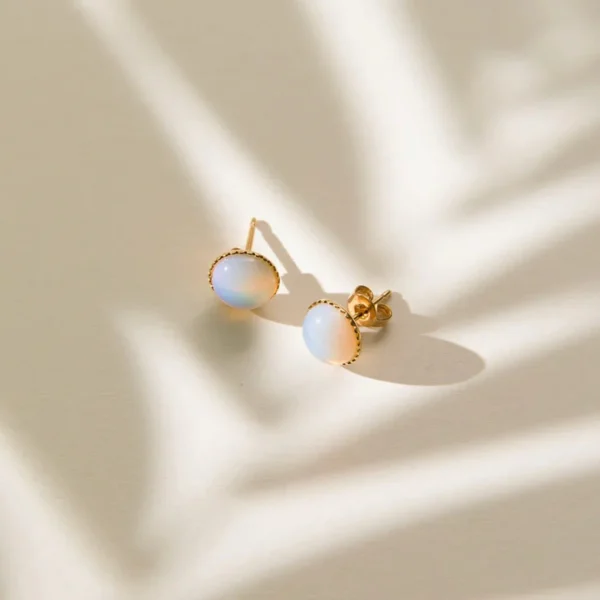 Una Big Studs Küpe (9) Una Big Studs Küpe, 925 ayar gümüşten üretilmiş cesur ve modern bir tasarıma sahiptir.