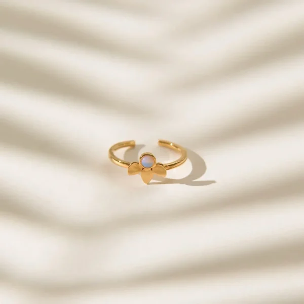 Via Ring Via Yüzük, 925 ayar gümüşten üretilmiş modern ve sade bir tasarıma sahiptir.