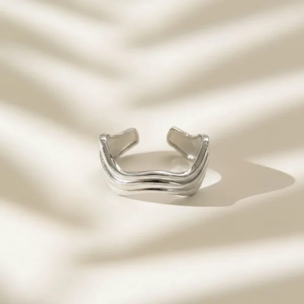 Wave Ring (3) Wave Yüzük, 925 ayar gümüşten üretilmiş akışkan ve modern bir tasarıma sahiptir