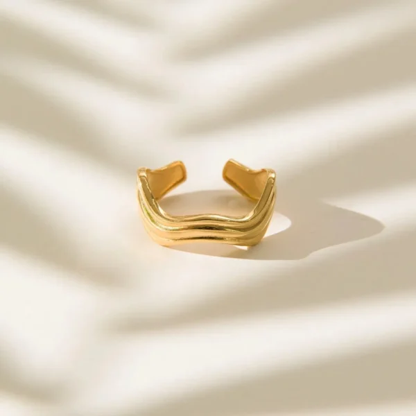 Wave Ring Wave Yüzük, 925 ayar gümüşten üretilmiş akışkan ve modern bir tasarıma sahiptir