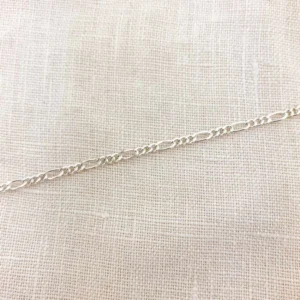 Alani (2) Alani Bileklik, 925 ayar gümüşten üretilmiş sade ve modern bir tasarıma sahiptir.