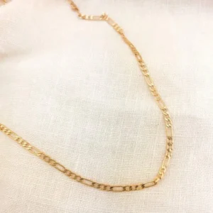 Alani Kolye, 925 ayar gümüşten üretilmiş sade ve zarif bir tasarıma sahiptir.