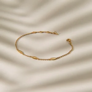 Aqua Bileklik, 925 ayar gümüşten üretilmiş hafif ve zarif bir tasarıma sahiptir.