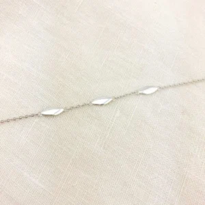 Aqua Aqua Bileklik, 925 ayar gümüşten üretilmiş hafif ve zarif bir tasarıma sahiptir.