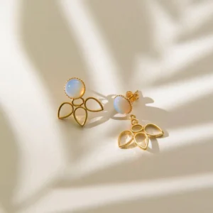 Ava küpe, 925 ayar gümüşten üretilmiş sade ve modern bir tasarım sunar.