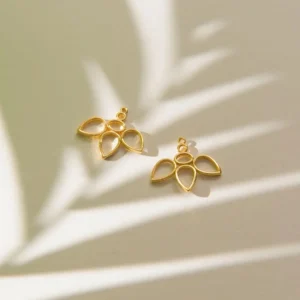 Ava (6) Ava küpe, 925 ayar gümüşten üretilmiş sade ve modern bir tasarım sunar.