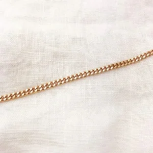 Avy Bileklik, 925 ayar gümüşten üretilmiş sade ve modern bir tasarıma sahiptir.