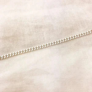 Avy (2) Avy Bileklik, 925 ayar gümüşten üretilmiş sade ve modern bir tasarıma sahiptir.