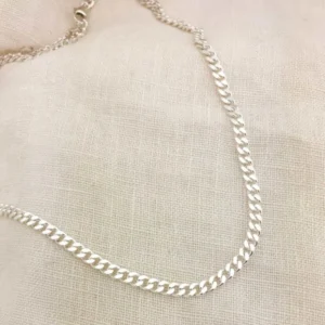 Avy Kolye, 925 ayar gümüşten üretilmiş zarif ve sade bir tasarıma sahiptir.