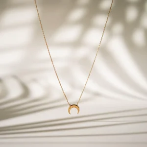 • Femine Kolye, 925 ayar gümüşten üretilmiş zarif ve sade bir tasarıma sahiptir.