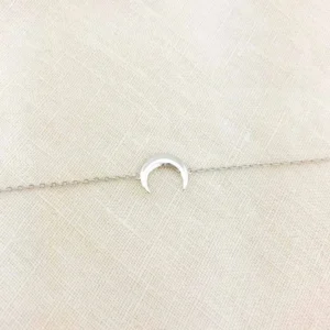 Femine (2) Femine Bileklik, 925 ayar gümüşten üretilmiş zarif ve hafif bir tasarıma sahiptir.