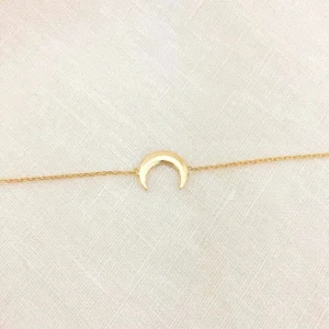 Femine Bileklik, 925 ayar gümüşten üretilmiş zarif ve hafif bir tasarıma sahiptir.