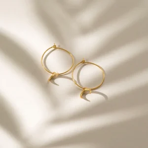 • Femine küpe, 925 ayar gümüşten üretilmiş zarif ve sade bir tasarıma sahiptir.