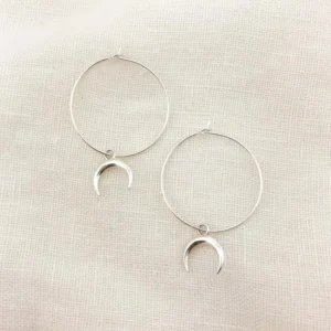 Helena Küpe, 925 ayar gümüşten üretilmiş zarif ve sade bir tasarım sunar.