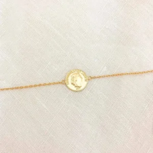 Helvena Bileklik, 925 ayar gümüşten üretilmiş sade ve zarif bir tasarıma sahiptir.