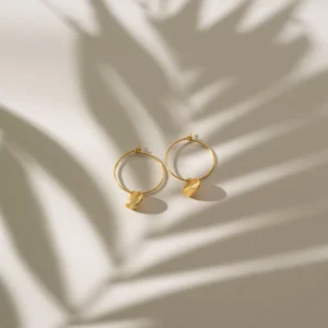 • Hera küpe, 925 ayar gümüşten üretilmiş zarif ve dengeli bir tasarım sunar.