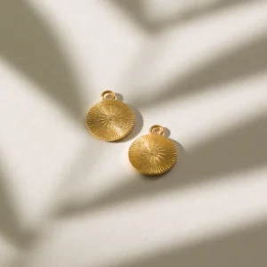 • Hera küpe, 925 ayar gümüşten üretilmiş zarif ve dengeli bir tasarım sunar.