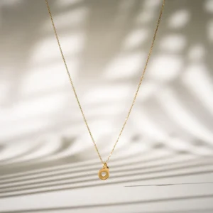 Herz Kolye, 925 ayar gümüşten üretilmiş sade ve anlamlı bir tasarım sunar.