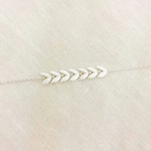 Julia (2) Julia Bileklik, 925 ayar gümüşten üretilmiş zarif ve sade bir tasarıma sahiptir.