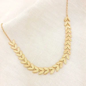 • Julia Kolye, 925 ayar gümüşten üretilmiş zarif ve sade bir tasarıma sahiptir.