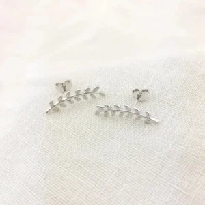 Julia küpe, 925 ayar gümüşten üretilmiş zarif ve sade bir tasarıma sahiptir.