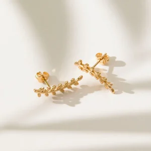 Julia küpe, 925 ayar gümüşten üretilmiş zarif ve sade bir tasarıma sahiptir.