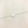 Luna Bileklik, 925 ayar gümüşten üretilmiş zarif ve sade bir tasarıma sahiptir.