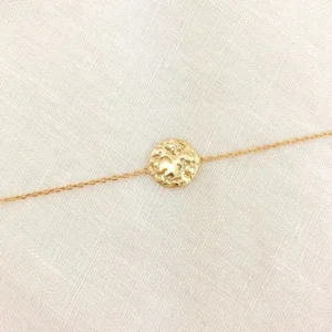 Luna Bileklik, 925 ayar gümüşten üretilmiş zarif ve sade bir tasarıma sahiptir.