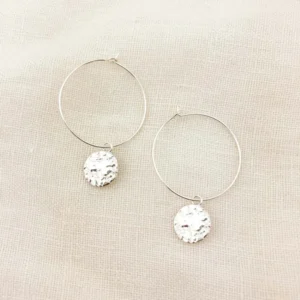 • Luna Küpe, 925 ayar gümüşten üretilmiş zarif ve sade bir tasarım sunar.