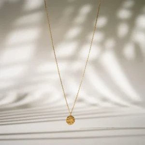 Luna Kolye, 925 ayar gümüşten üretilmiş zarif ve sade bir tasarıma sahiptir.