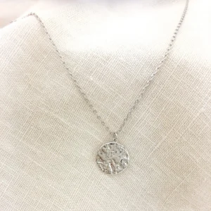 Luna kolye Luna Kolye, 925 ayar gümüşten üretilmiş zarif ve sade bir tasarıma sahiptir.