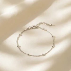 Melia (2) Melia Bileklik, 925 ayar gümüşten üretilmiş zarif ve sade bir tasarıma sahiptir.