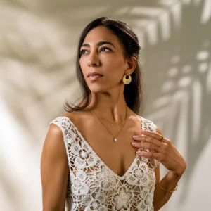 Nora küpe, 925 ayar gümüşten üretilmiş zarif ve sade bir tasarıma sahiptir.