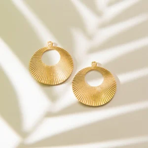 Nora küpe, 925 ayar gümüşten üretilmiş zarif ve sade bir tasarıma sahiptir.