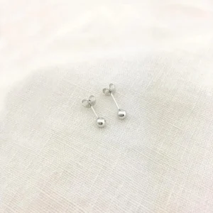 Pila küpe, 925 ayar gümüşten üretilmiş modern ve sade bir tasarıma sahiptir.