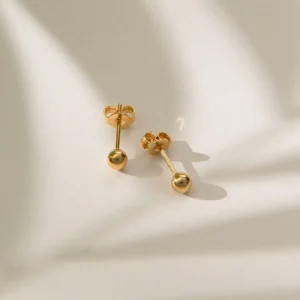 Pila küpe, 925 ayar gümüşten üretilmiş modern ve sade bir tasarıma sahiptir.