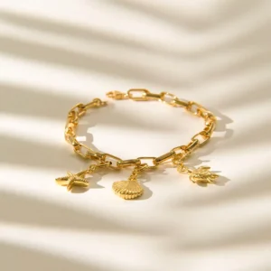 Runa Bileklik, 925 ayar gümüşten üretilmiş sade ve zarif bir tasarıma sahiptir.