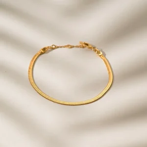 Salina Bileklik, 925 ayar gümüşten üretilmiş zarif ve sade bir tasarıma sahiptir.