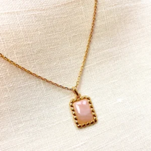 Sarai Kolye, 925 ayar gümüşten üretilmiş zarif ve sade bir tasarıma sahiptir