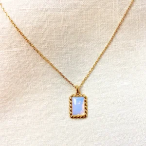 Sarai Kolye, 925 ayar gümüşten üretilmiş zarif ve sade bir tasarıma sahiptir