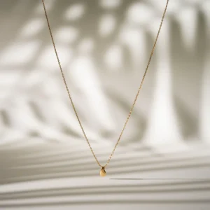 Swea Drop Kolye, 925 ayar gümüşten üretilmiş zarif bir damla tasarıma sahiptir.