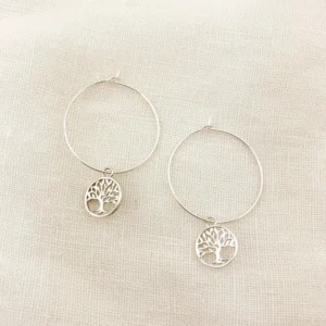 Tree of life küpe, 925 ayar gümüşten üretilmiş anlamlı ve zarif bir tasarıma sahiptir.