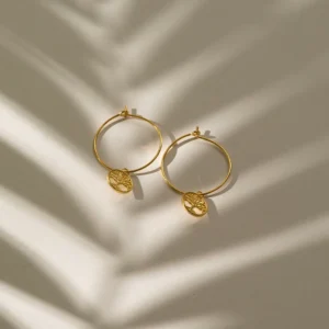 Tree of life küpe, 925 ayar gümüşten üretilmiş anlamlı ve zarif bir tasarıma sahiptir.