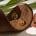 Tree of life küpe, 925 ayar gümüşten üretilmiş anlamlı ve zarif bir tasarıma sahiptir.
