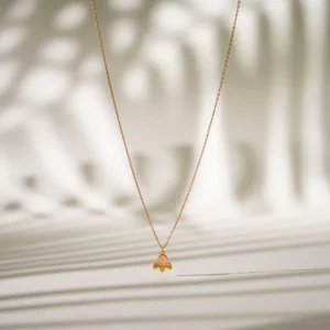 • Via Kolye, 925 ayar gümüşten üretilmiş sade ve modern bir tasarıma sahiptir.