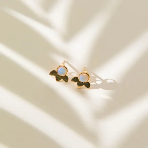 Via Studs küpe, 925 ayar gümüşten üretilmiş sade ve modern bir tasarıma sahiptir.