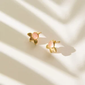 Via Studs küpe, 925 ayar gümüşten üretilmiş sade ve modern bir tasarıma sahiptir.