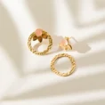 Via Studs küpe, 925 ayar gümüşten üretilmiş sade ve modern bir tasarıma sahiptir.