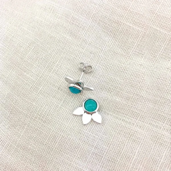 Via Studs küpe, 925 ayar gümüşten üretilmiş sade ve modern bir tasarıma sahiptir.