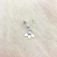 Via Studs küpe, 925 ayar gümüşten üretilmiş sade ve modern bir tasarıma sahiptir.